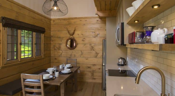 The Bonhomme Cabin - Kitchen dining